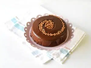 עוגת שוקולד במראה מקושט