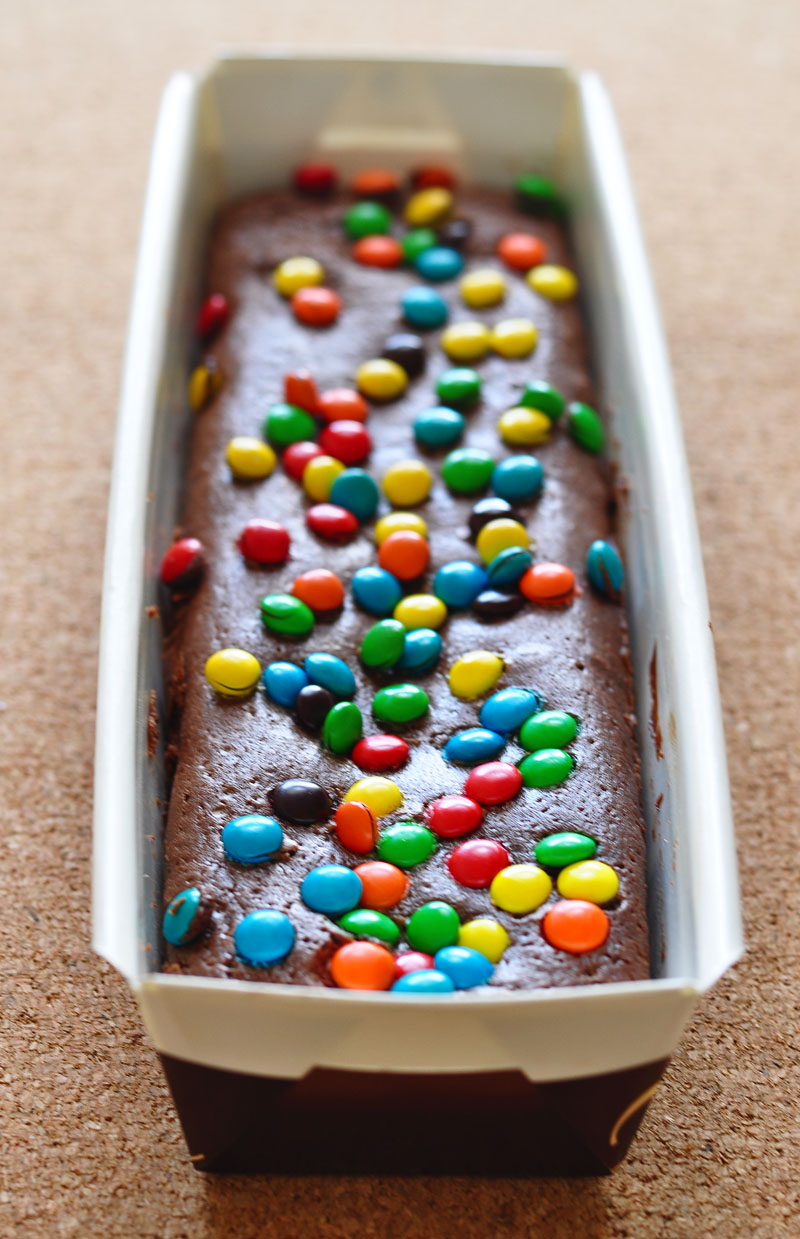 עוגת שוקולד עם סוכריות צבעוניות