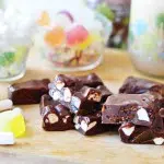 Rocky Road – פאדג' שוקולד עם הפתעות מתוקות