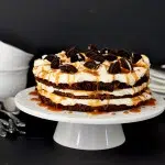 שחיתות מפנקת – עוגת שכבות עם קרם שוקולד לבן, קרמל ואוראו