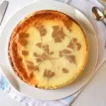 עוגת גבינה עם חמאת בוטנים וקרמל