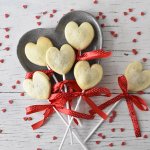 לבבות על מקל – עוגיות במילוי שוקולד
