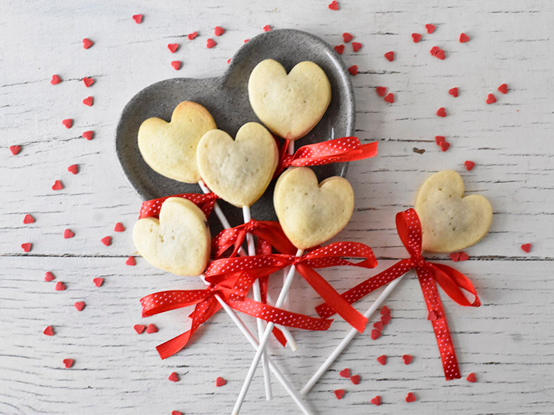 עוגיות בצורת לבבות מבצק פריך