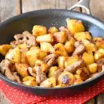 תבשיל כפרי זריז – נתחי תפוחי אדמה ובשר במחבת